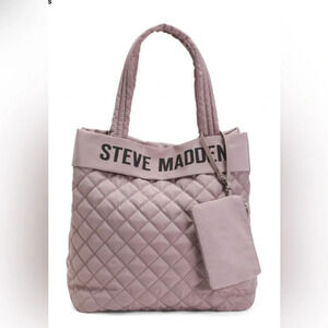 STEVE MADDEN BPONCE SHROOM QUILTED LOGO TOTE. DETACHABLE MATCHING WRISTLET.
